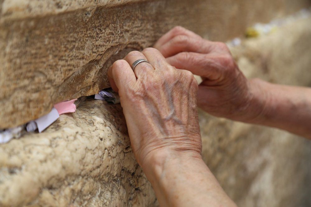 Руки матери