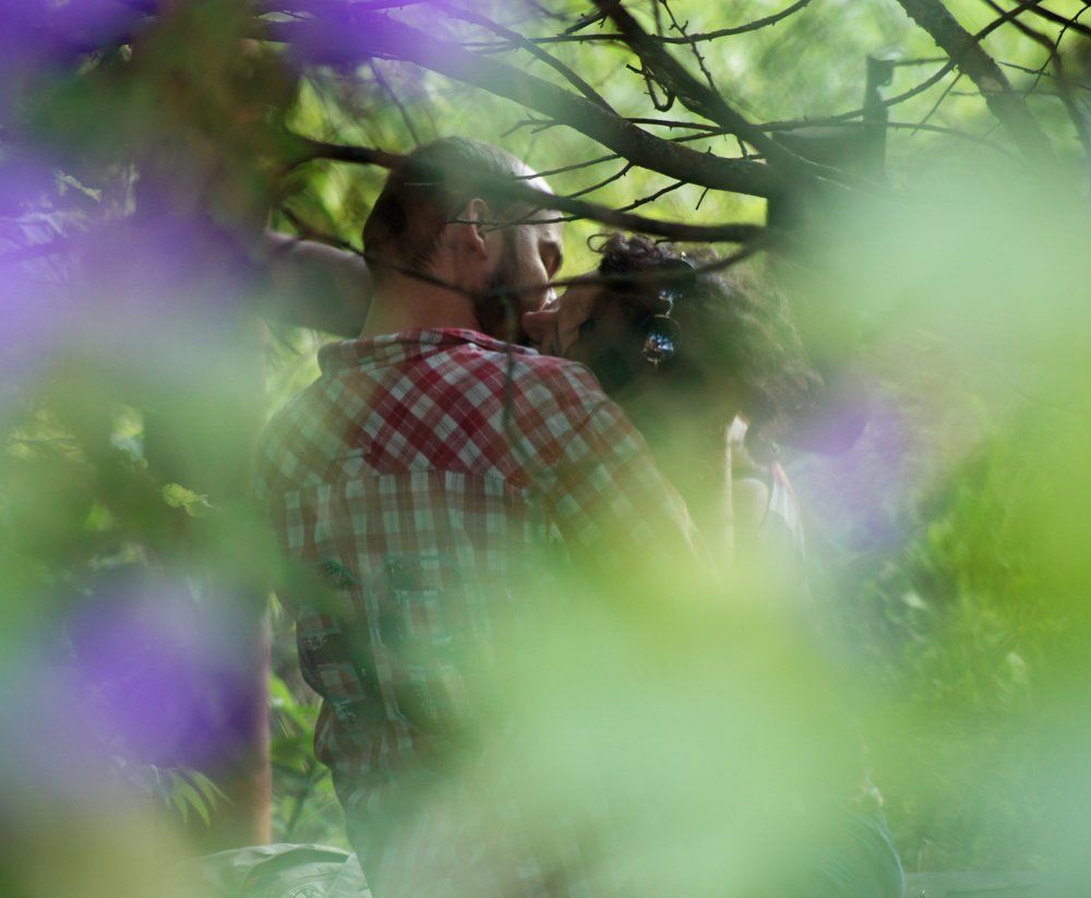 в тени листвы