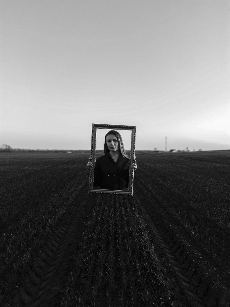 Девушка с рамкой. Мобильная фотография