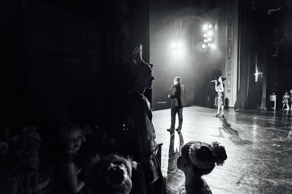 За кулисами