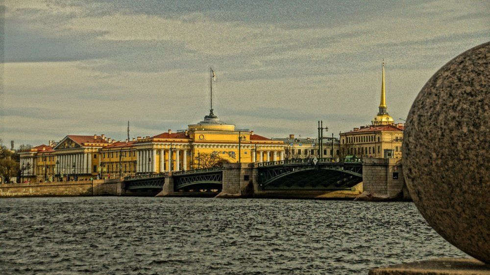 Вид на Дворцовый мост со Стрелки Васильевского острова