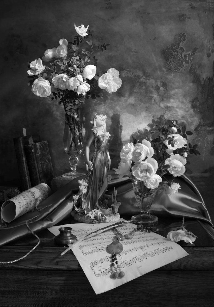 Натюрморт с девушкой и цветами