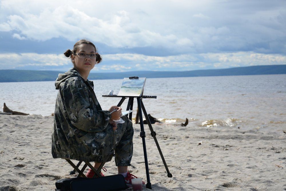 Юная художница за работой