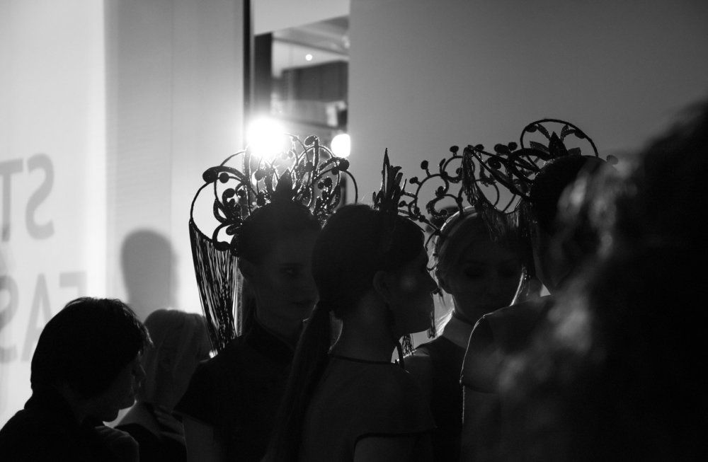 За кулисами