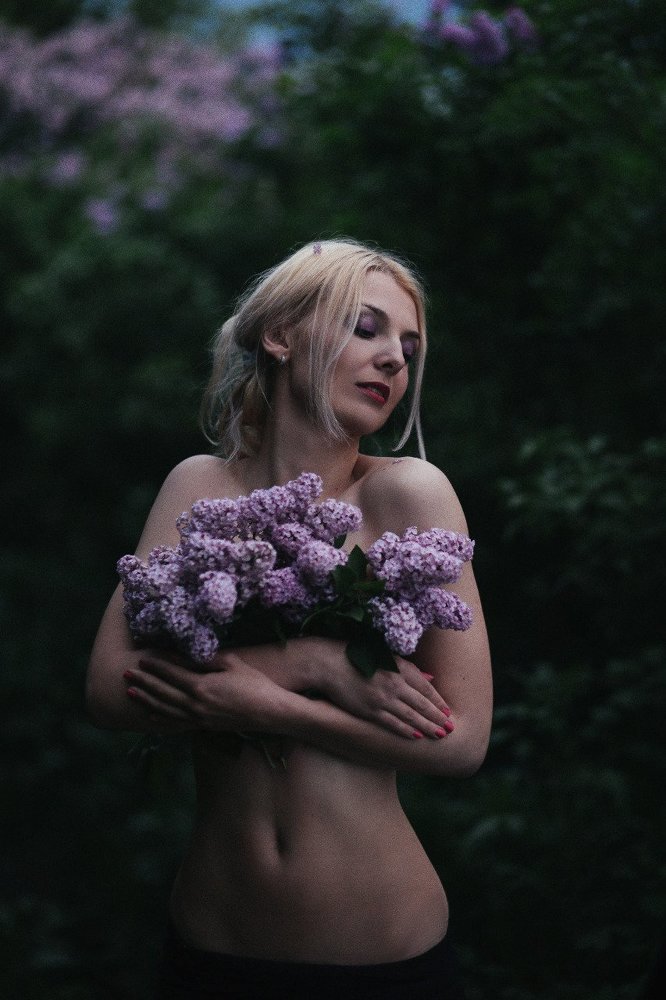 Девушка и сирень