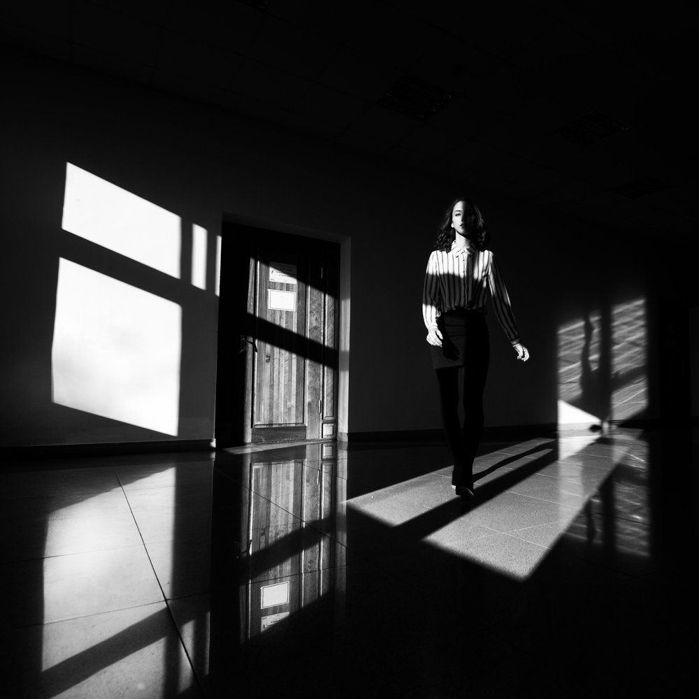 Студентка в коридоре Тихоокеанского Государственного Университета.