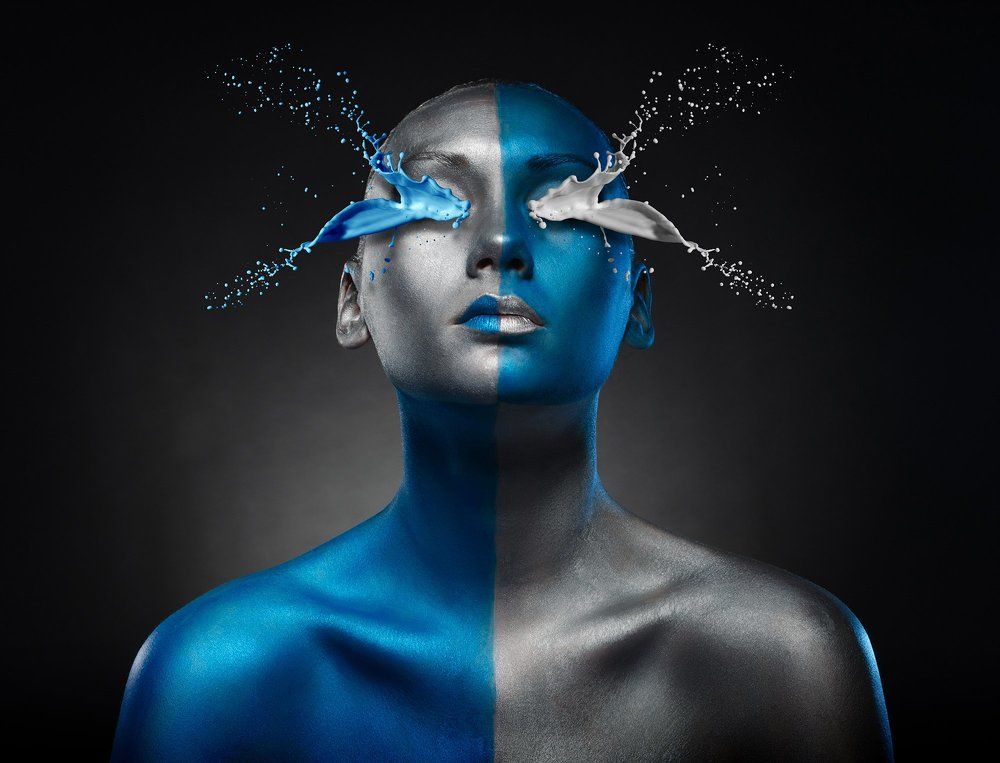 Синее в серебре.