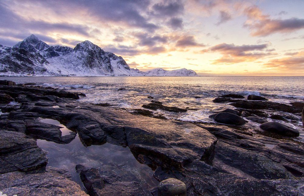 Скалистый берег.