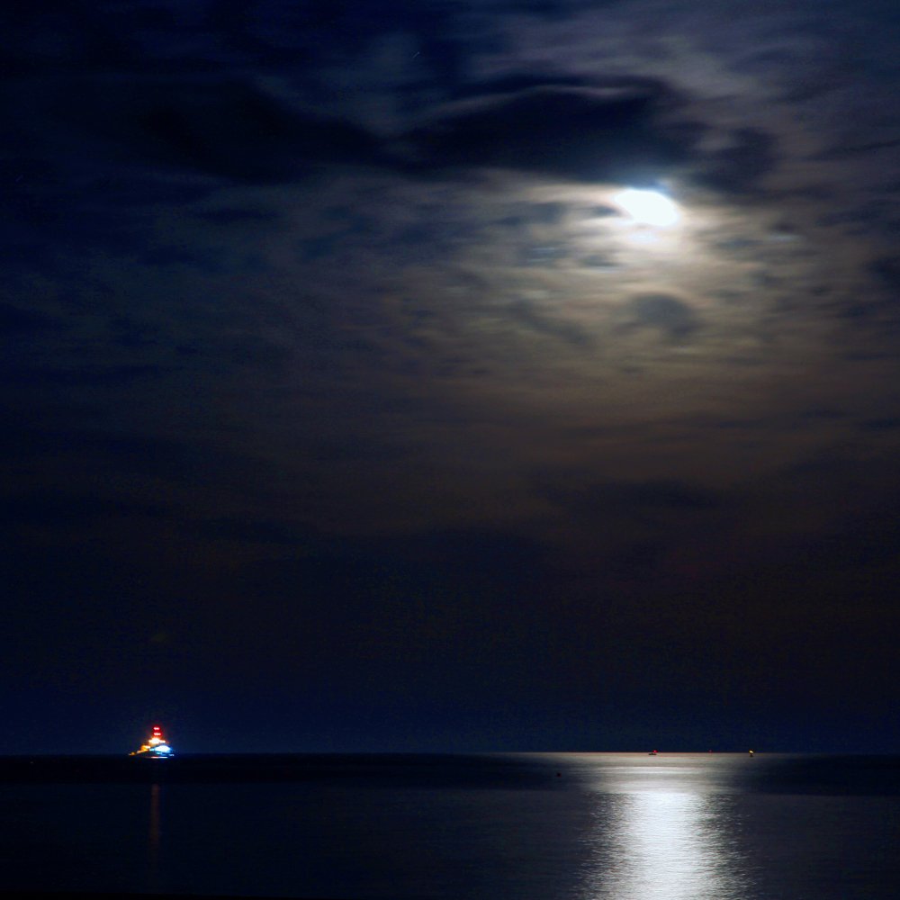 Средиземное море. Ночной пейзаж. Кипр.