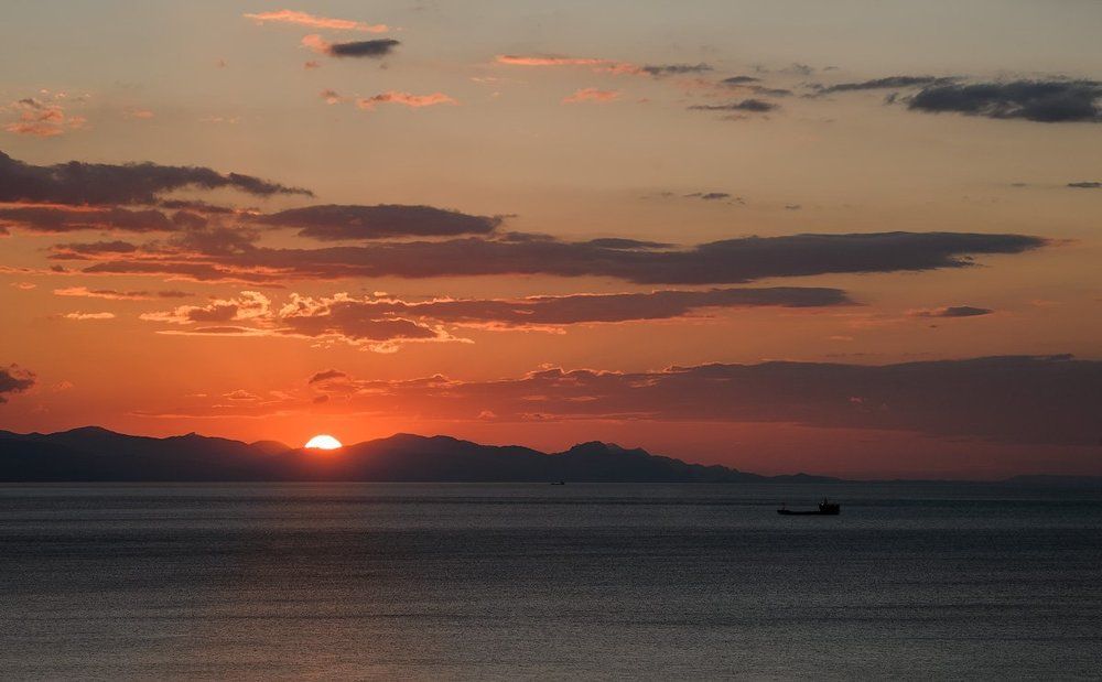 В Алуште солнце встаёт из-за гор