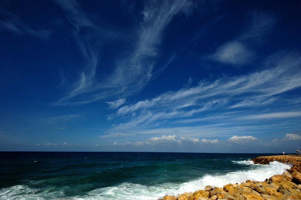 Белилами по аквамарину....