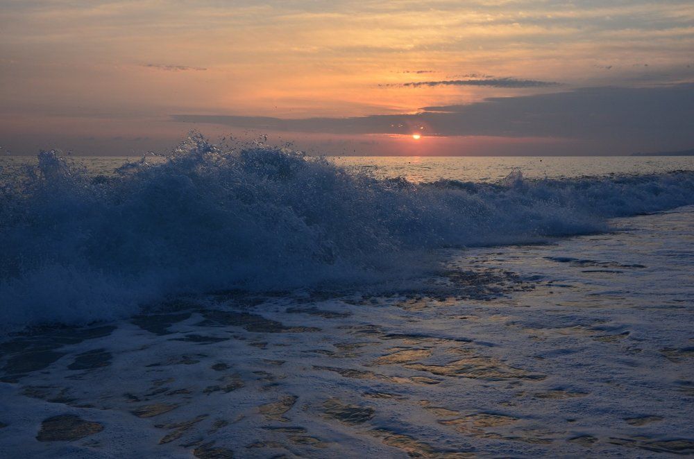 Море волнуется.