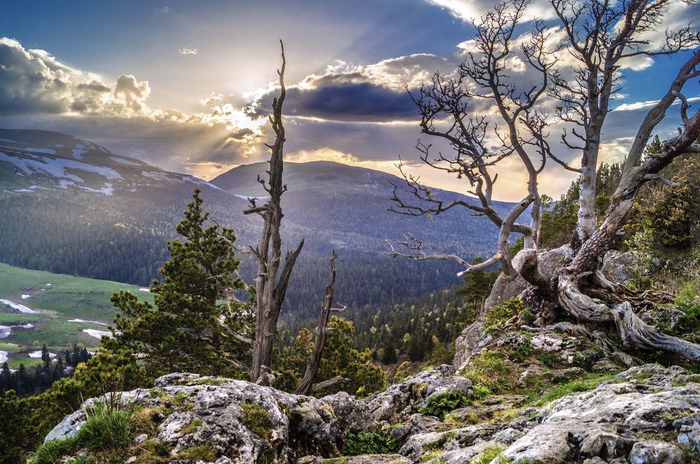 закат над холмами.