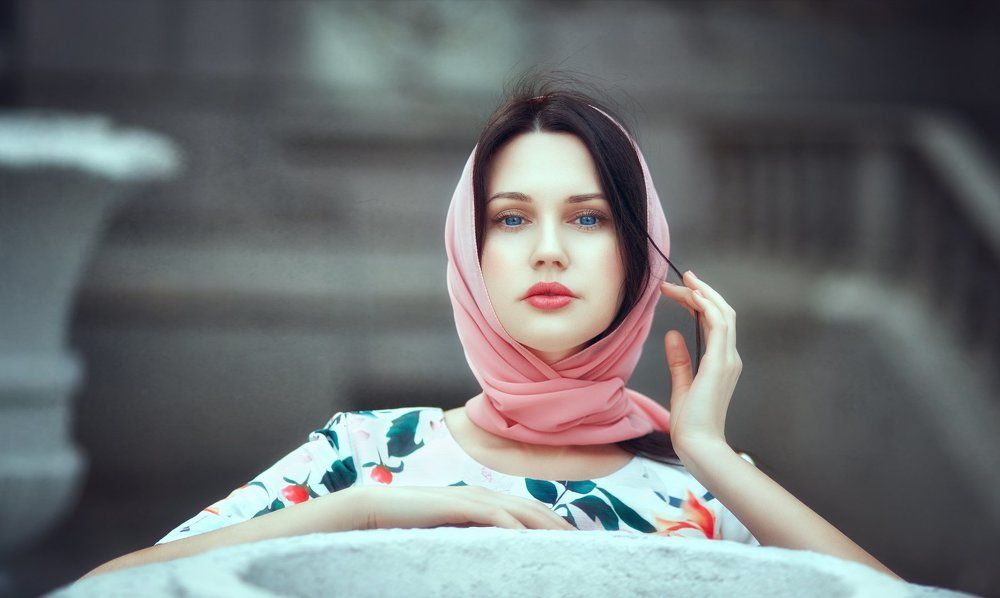 В центре большого города.