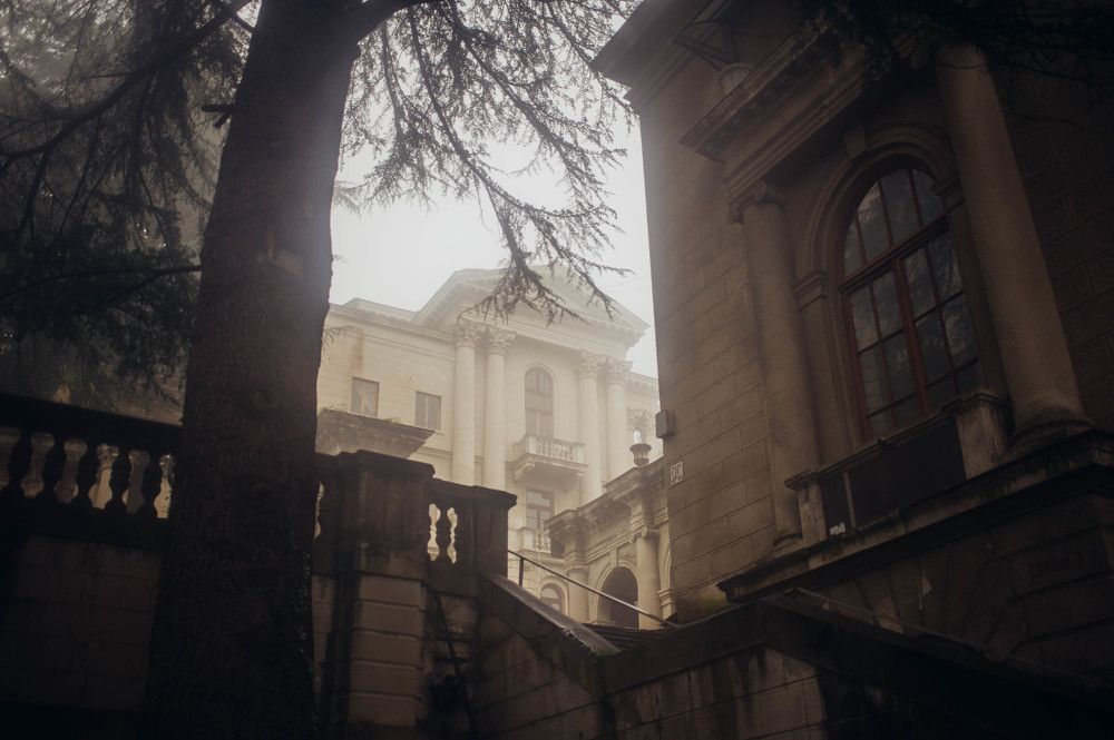 Заброшенный санаторий в тумане