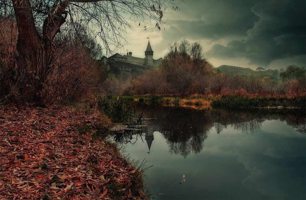 мрачный вечер на реке Смотрич