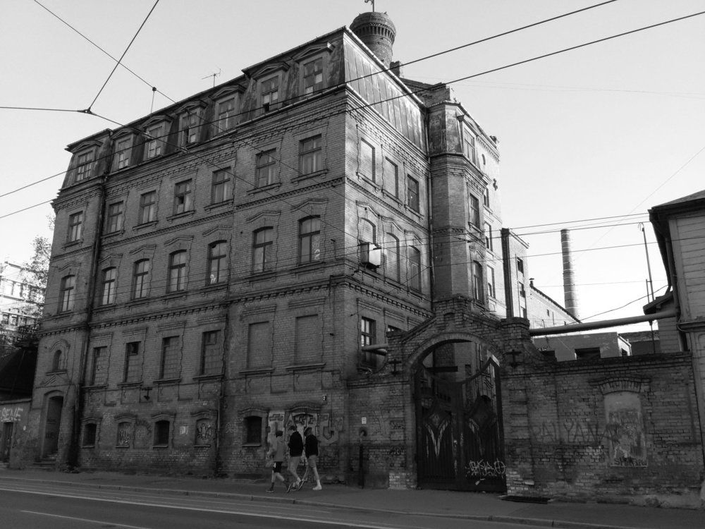 Вдали от центра