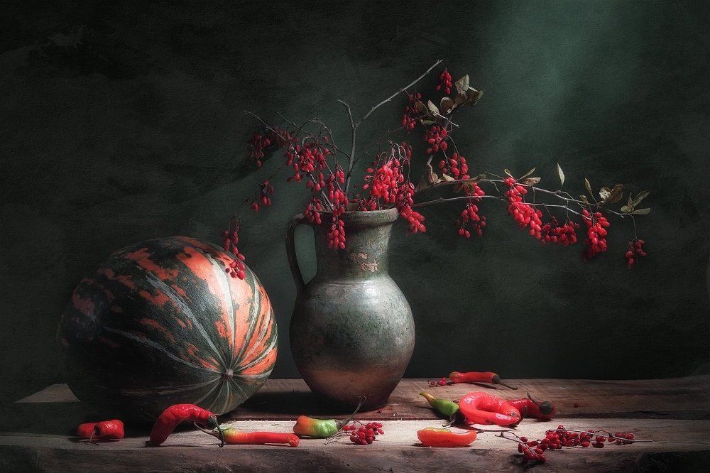 Натюрморт с тыквой, барбарисом и горьким перцем