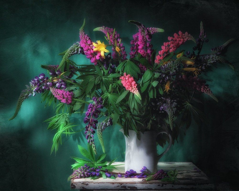 Натюрморт с люпинами