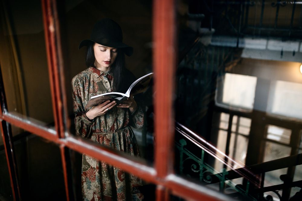 Девушка и журнал