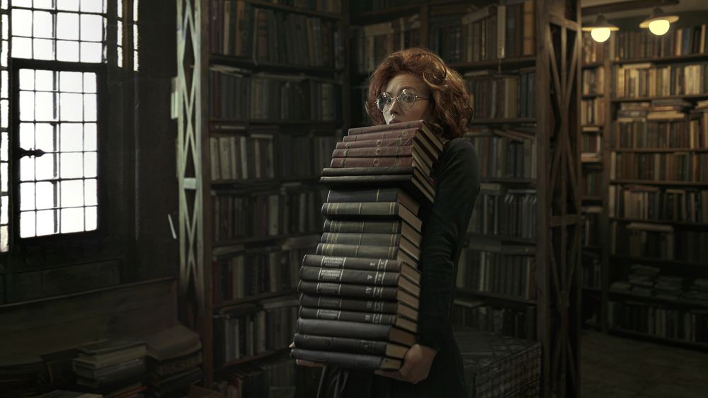 Девушка с книгами