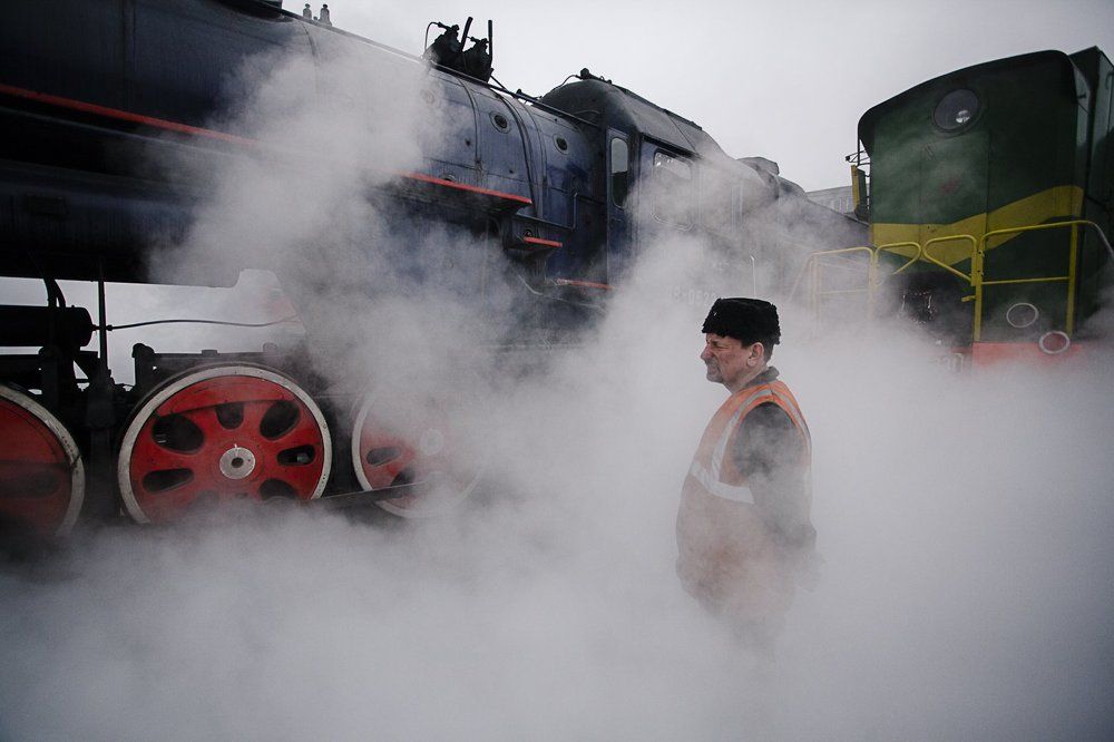 В пару от паровоза.