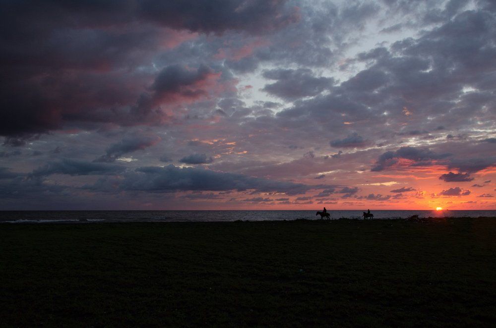 На берегу на закате