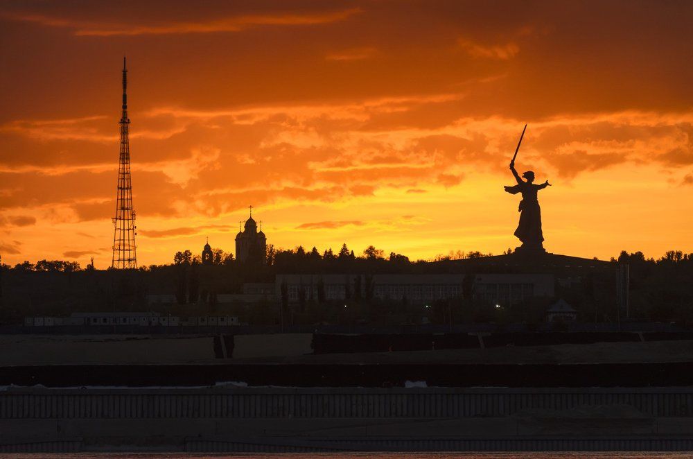 К пылавшим знамёнам небес Волгограда.