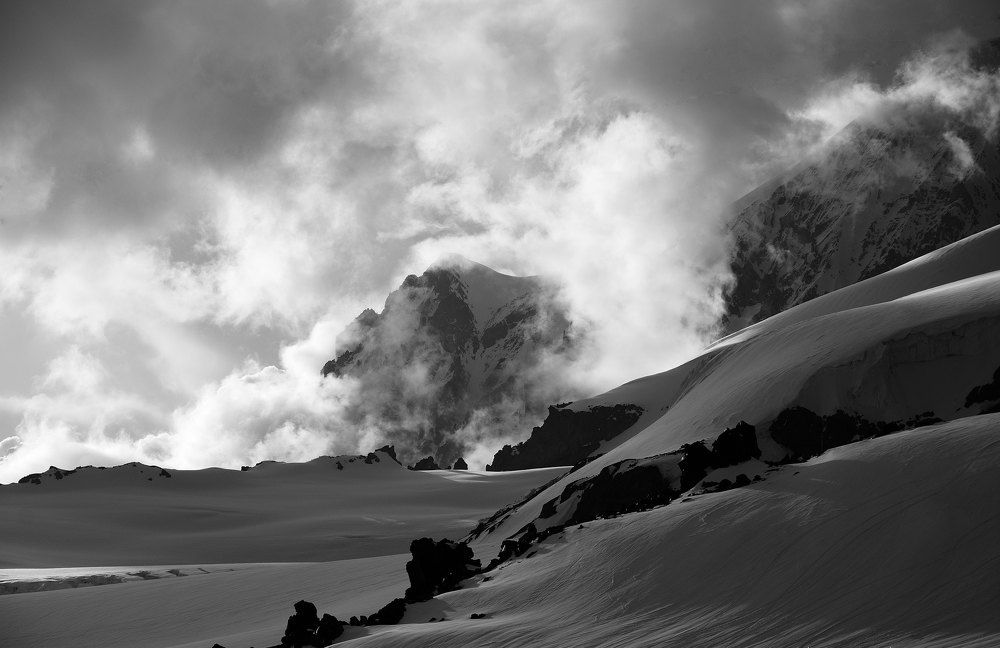 Западное плечо Эльбруса в вечернем свете. Май 2017.