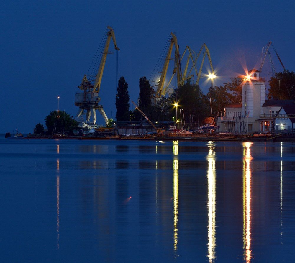 Морской порт Таганрог ночью.