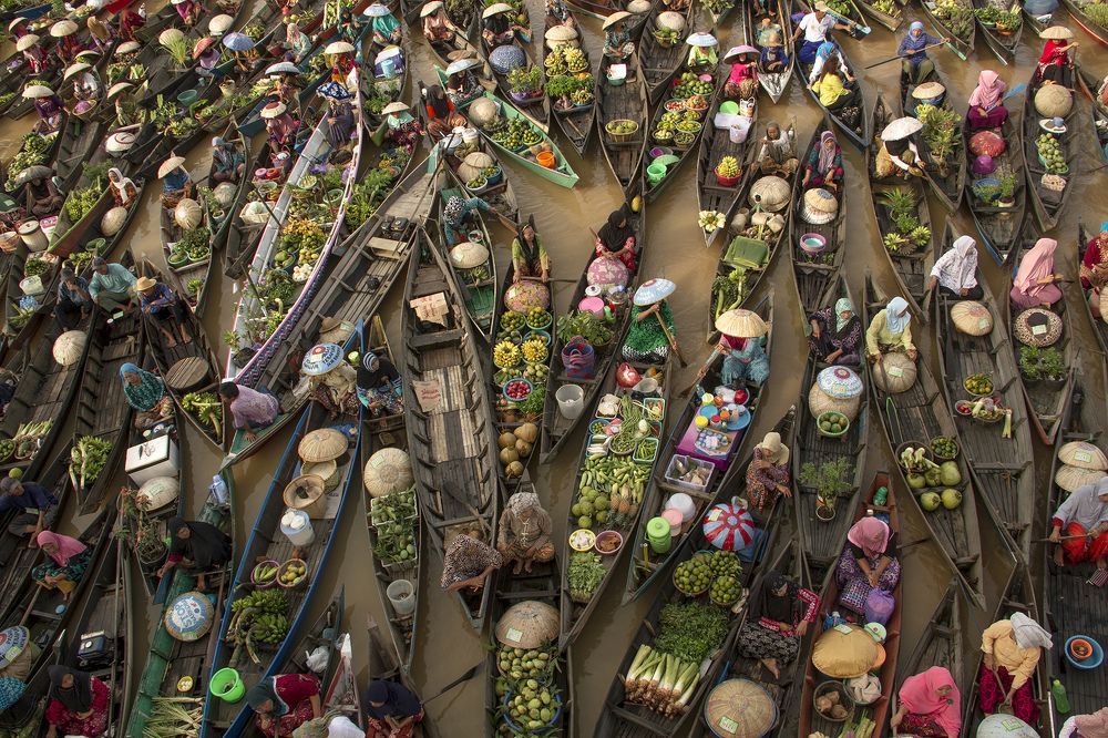 FLOATING MARKET