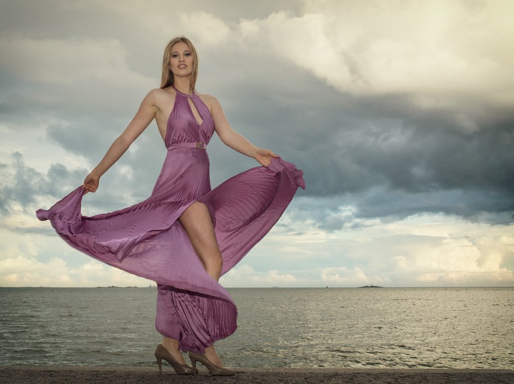 красивая девушка в шикарном платье