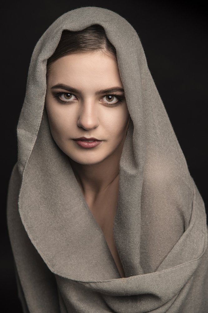 Девушка в платке