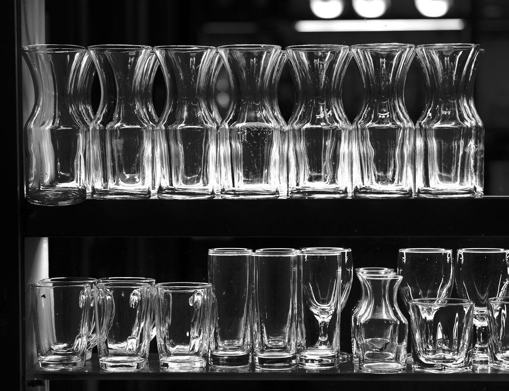 Черно белый звон бокалов.