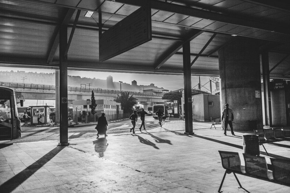 Торопятся к автобусу