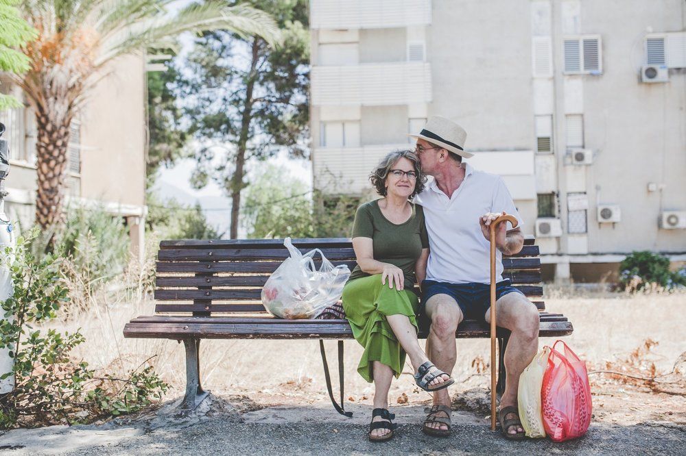 На скамейке