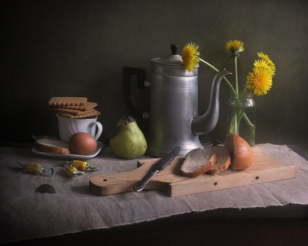 Старый кофейник и юные одуванчики