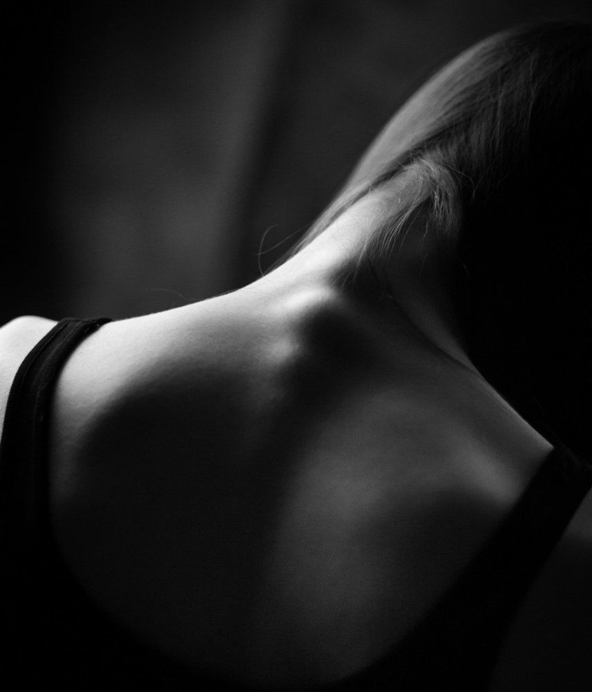 композиция с линией шеи и плеча