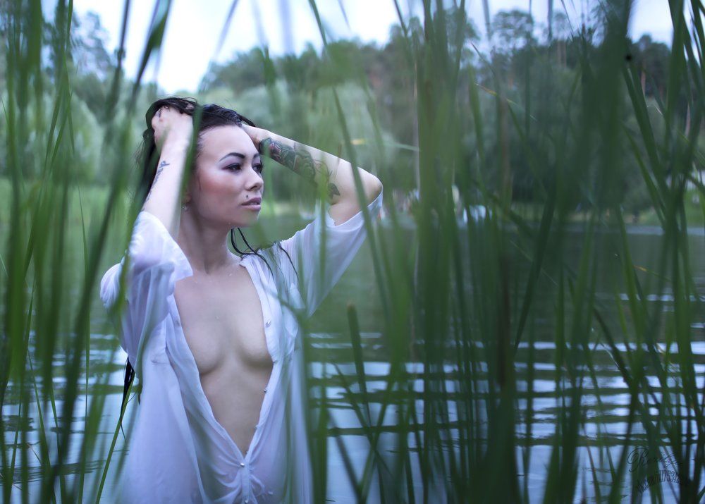 Девушка в камышах