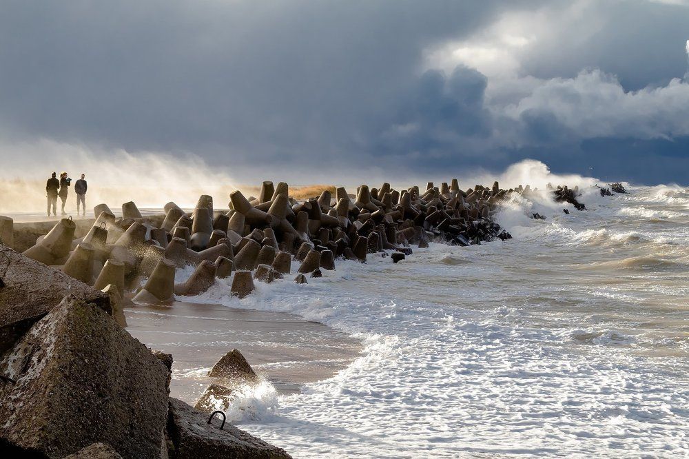 Шторм притягивает.
