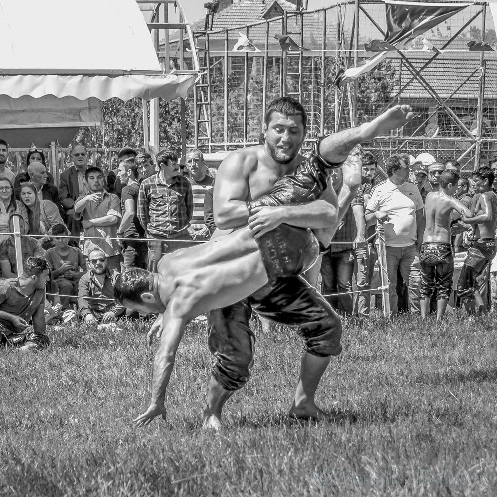 Wrestling in oil - In attack