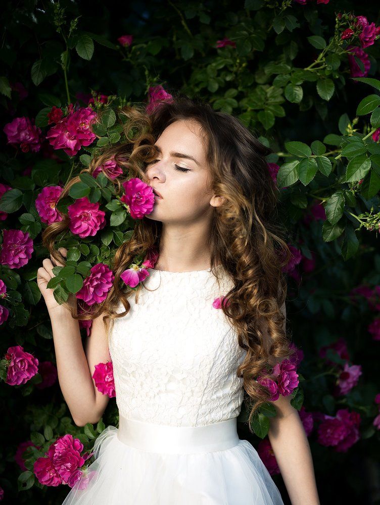 Девушка с розами