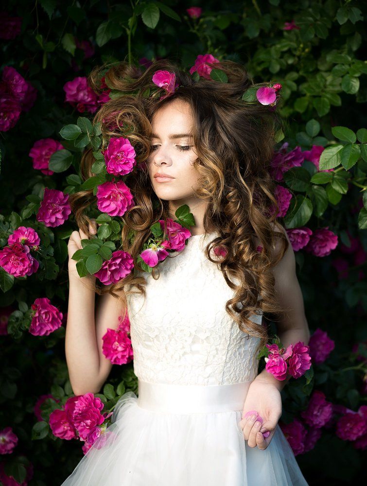 Девушка в розах
