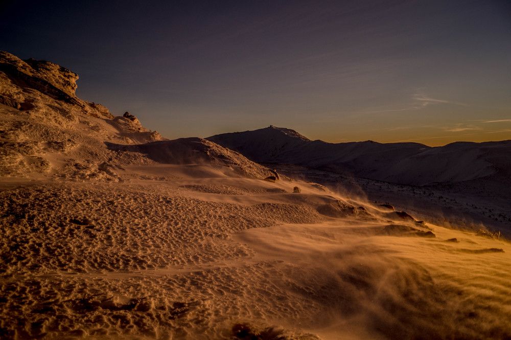 Чорногора у променях західного сонця