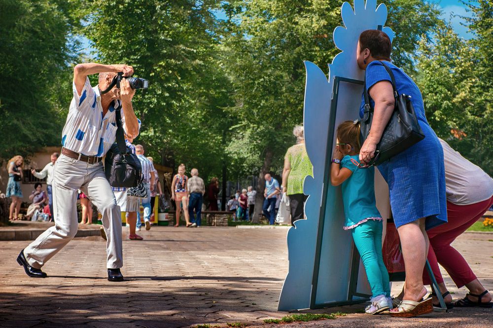 Фотография на память в летнем парке в солнечную погоду