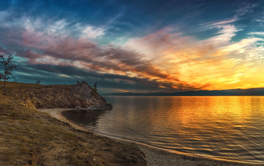 Закат на озере Байкал