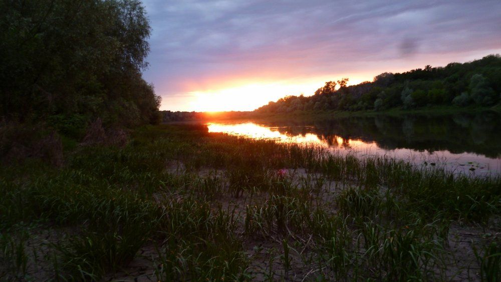 закат на реке