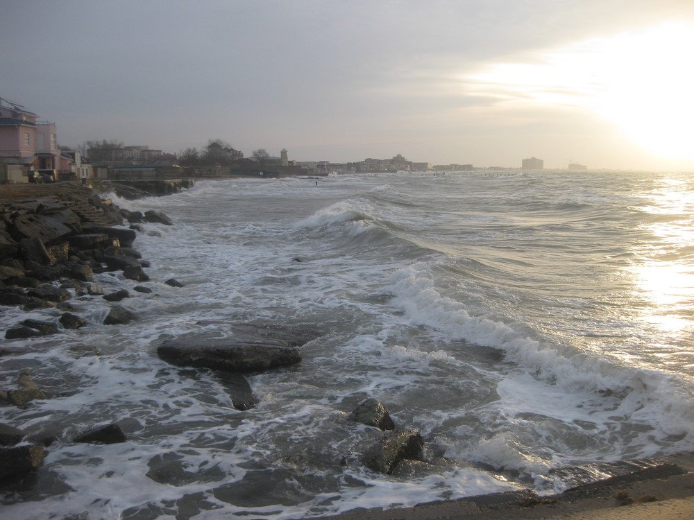 Морской прибой на окраине Евпатории