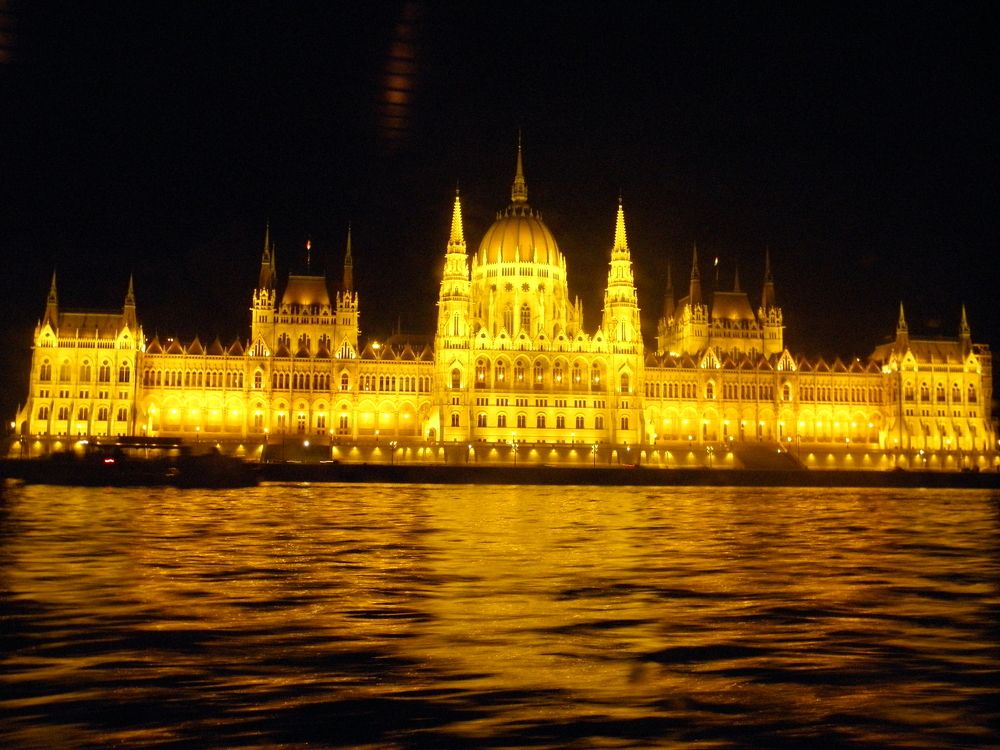 ночной дворец у реки