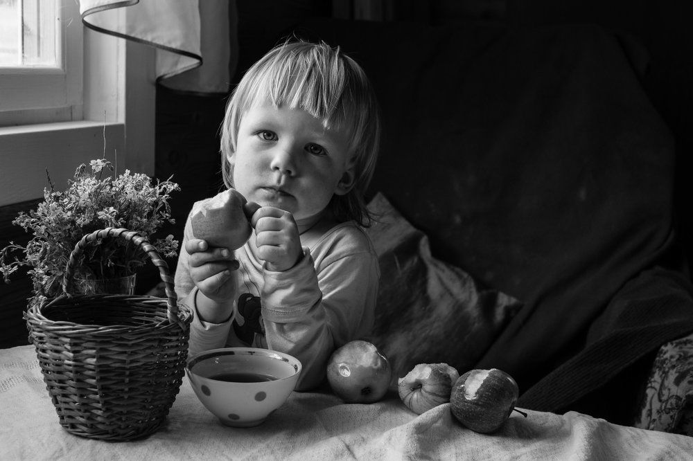 Девочка с яблоками